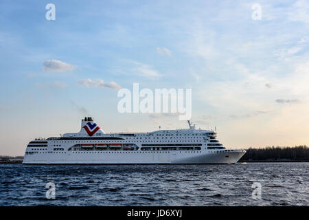 weißes Meer Fähre verlassen den Hafen von Riga in Lettland Stockfoto