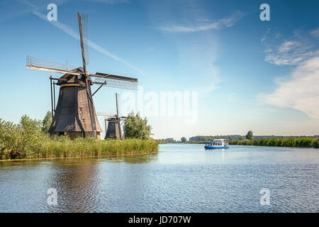 Bootsfahrt auf dem Kanal in einer der Mühlen von Kinderdijk. Die Kinderdijk Mühlen Abdeckung neunzehn Mühlen im Nordwesten der Ausflüge, ein Polder ich Stockfoto