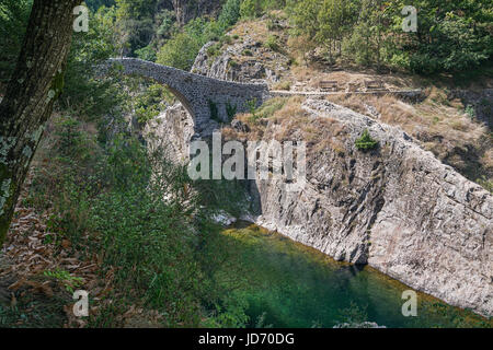 Der Pont du Diable oder Teufelsbrücke ist eine römische Brücke, die den Fluss Ardèche auf ca. 10 m Höhe erstreckt. Die Brücke befindet sich nahe dem Dorf von Th Stockfoto
