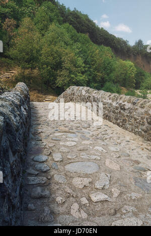 Der Pont du Diable oder Teufelsbrücke ist eine römische Brücke, die den Fluss Ardèche auf ca. 10 m Höhe erstreckt. Die Brücke befindet sich nahe dem Dorf von Th Stockfoto