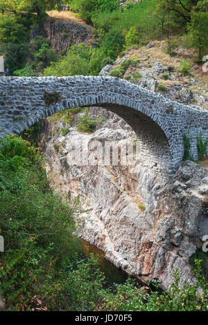 Der Pont du Diable oder Teufelsbrücke ist eine römische Brücke, die den Fluss Ardèche auf ca. 10 m Höhe erstreckt. Die Brücke befindet sich nahe dem Dorf von Th Stockfoto