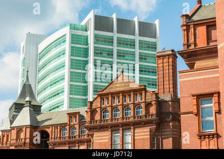 Das alte kreuzförmige Gebäude neben neuen University College London Hospital (UCLH) Stockfoto