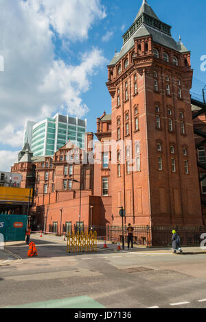 Das alte kreuzförmige Gebäude neben neuen University College London Hospital (UCLH) Stockfoto