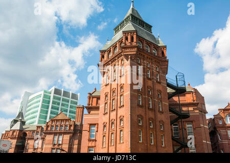 Das alte kreuzförmige Gebäude neben neuen University College London Hospital (UCLH) Stockfoto