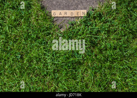 Scrabble Fliesen liegen auf dem Rasen im Garten zeigt den Wort Garten Stockfoto