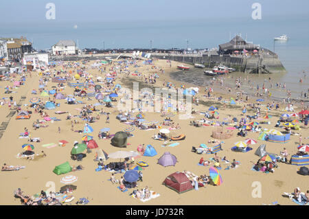 Broadstairs, Kent.  18. Juni 2017.  Menschen machen das Beste aus der Sonne im Viking Bay, Broadstairs, an einem der heißesten Tage des Jahres so weit. Bildnachweis: Steven Sheppardson/Alamy Live-Nachrichten Stockfoto