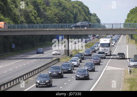 M2 Autobahn, Kent.  18. Juni 2017.  Warteschlangen des Verkehrs auf der Autobahn M2 als Menschen Kopf aus London an der Küste von Kent und Resorts von Broadstairs, Margate etc. auf eines der heißesten und sonnigsten Tage des Jahres so weit aufbauen. Bildnachweis: Urbanimages/Alamy Live-Nachrichten Stockfoto