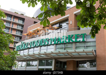 Seattle, Washington: Whole Foods Market Schaufenster im Stadtteil South Lake union. Amazon.com hat angekündigt, dass es die Bio-Supermarkt-Fachmarktkette für $ 13,7 Milliarden erwerben würde. Der Deal, bis Ende 2017 schließen würde Whole Foods Market ein Tochterunternehmen von Amazon.com. Stockfoto