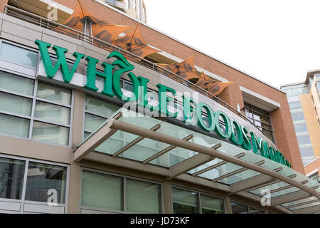 Seattle, Washington: Whole Foods Market Schaufenster im Stadtteil South Lake union. Amazon.com hat angekündigt, dass es die Bio-Supermarkt-Fachmarktkette für $ 13,7 Milliarden erwerben würde. Der Deal, bis Ende 2017 schließen würde Whole Foods Market ein Tochterunternehmen von Amazon.com. Stockfoto