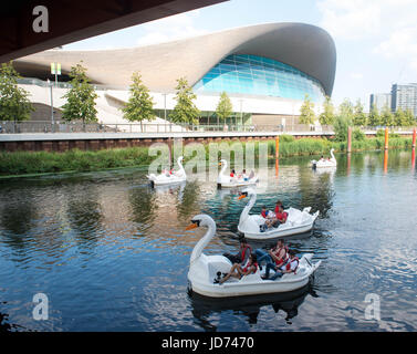 London, Vereinigtes Königreich. 18. Juni 2017. Menschen genießen einen sonnigen Tag auf der Queen Elizabeth Olympic Park Credit: Michael Tubi/Alamy Live News Stockfoto