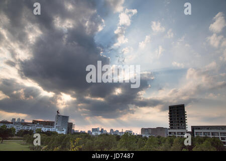 Thames Barrier Park, Silvertown, London, UK. 18. Juni 2017. UK-Wetter: Dramatische Himmel nach heißen Sommertag in London Credit: WansfordPhoto/Alamy Live News Stockfoto