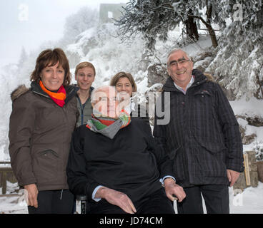 Archiv - der ehemalige deutsche Bundeskanzler Helmut Kohl (CDU, C) mit seiner Frau Maike Kohl-Richter (2-R), ehemaliger deutscher Finanzminister Theo Waigel (CSU, R), seine Frau Irene Epple-Waigel (L) und der Sohn Konstantin Waigel (2 L) während einer kleinen Geburtstag party in Pfronten, Deutschland, 3. April 2013. Kohl starb im Alter von 87 in seinem Haus auf der 16. Juni 2017. Kohls Anwalt teilte der Nachrichten der deutschen Presse-Agentur. Foto: Ralf Lienert/dpa Stockfoto