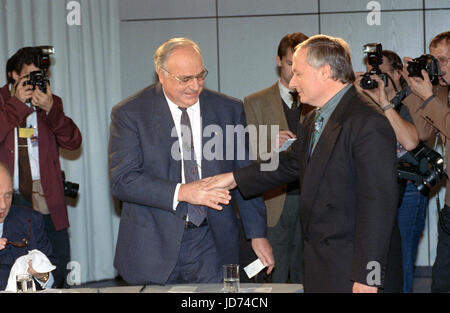 Archiv - der SPD-Kanzlerkandidat Oskar Lafontaine (R) gratuliert seinen Gegner Helmut Kohl (CDU, L) nach dessen Sieg im eidgenössischen Wahlen in Bonn, Deutschland, 2. Dezember 1990. Kohl starb im Alter von 87 in seinem Haus auf der 16. Juni 2017. Kohls Anwalt teilte der Nachrichten der deutschen Presse-Agentur. Foto: Martin Gerten/dpa Stockfoto