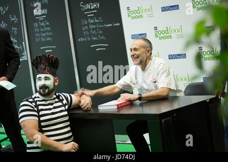 Birmingham, Vereinigtes Königreich. 18. Juni 2017. Michel Roux Jr. bei der Signierstunde mit großer Fan, die für diesen Anlass Credit gekleidet: Steven Reh/Alamy Live News Stockfoto