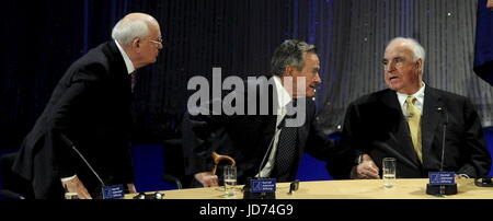 Archiv - der ehemalige deutsche Bundeskanzler Helmut Kohl (R, CDU), ehemalige US-Präsident George Bush senior (C) und der ehemalige Präsident der Sowjetunion Mikhail Gorbachev bei einem Event veranstaltet von der Konrad-Adenauer-Stiftung in Berlin, Deutschland, 31. Oktober 2009. Kohl starb im Alter von 87 in seinem Haus auf der 16. Juni 2017. Kohls Anwalt teilte der Nachrichten der deutschen Presse-Agentur. Foto: Tim Brakemeier/dpa Stockfoto