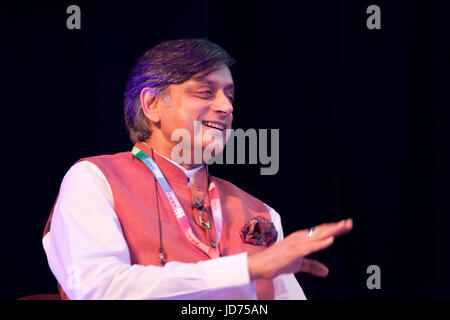 Dalkey, County Dublin, Irland. 18. Juni 2017. Indischer Politiker Dr. Shashi Tharoor "Freie Meinungsäußerung und kulturelle Aneignung" auf die Dalkey Book Festival, Dalkey, County Dublin, Irland, Sonntag, 18. Juni 2017 zu erörtern. Bildnachweis: Doreen Kennedy/Alamy Live-Nachrichten Stockfoto