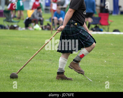 Aberdeen, UK. 18. Juni 2017. Ein Konkurrent im Hammerwurf Event bei den Highland Games in Aberdeen, Schottland, Rücknahme des Hammers im Netz und zeigt die Spikes Stiefel, die verwendet werden, um Stabilität zu unterstützen, beim werfen. Bildnachweis: AC Bilder/Alamy Live-Nachrichten Stockfoto