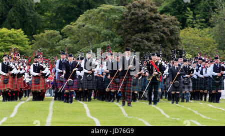 Aberdeen, Schottland - 18. Juni 2017: Drum Major führt die Pipers in einem Massed Pipe Band während der Highland Games-Veranstaltung in Aberdeen, Schottland. Bildnachweis: AC Bilder/Alamy Live-Nachrichten Stockfoto