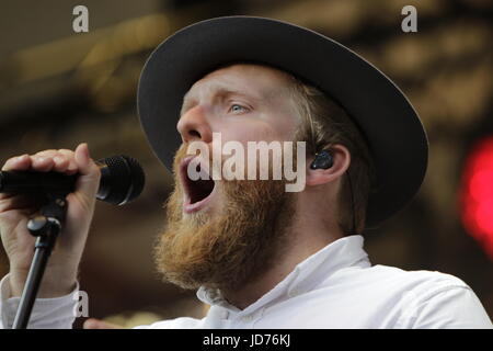 Worms, Deutschland. 18. Juni 2017. Britische Sängerin Alex Clare führt live auf der Bühne auf die 2017 Festival der Jazz- und Joy in Worms. Bildnachweis: Michael Debets/Alamy Live-Nachrichten Stockfoto