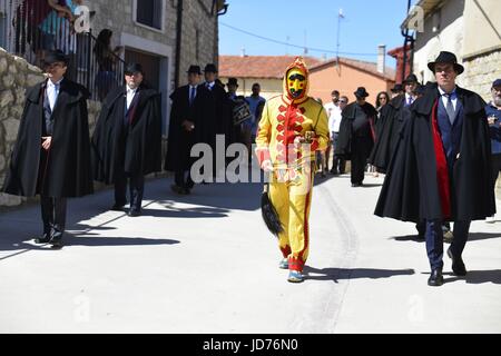 Castrillo de Murcia, Burgos, Spanien. 18. Juni 2017. Die Colacho und die Bruderschaft der Santisimo Sacramento de Minerva. Traditionellen spanischen Ferieninsel mit Ursprung zurück bis 1620. Es findet einmal im Jahr das katholische fest von Corpus Christi in der kleinen Stadt Castrillo de Murcia feiern. Neugeborene, die in den letzten zwölf Monaten sind auf Matratzen auf dem Boden, gefolgt von Männer, verkleidet als Teufel über sie zu springen. Foto: M.Ramirez/Alamy Live-Nachrichten Stockfoto