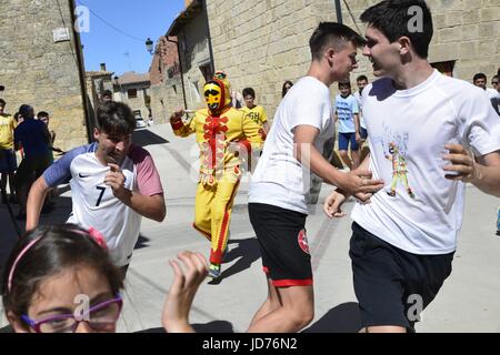 Castrillo de Murcia, Burgos, Spanien. 18. Juni 2017. Die "Colacho" ist das Zeichen, das dieses Ereignis seinen Namen verleiht. Während der Wanderung viele Kinder zu tadeln des Teufels und er jagt die Jugendlichen und versucht, sie mit einem Pferd-Tail-Peitsche zu schlagen. Foto: M.Ramirez/Alamy Live-Nachrichten Stockfoto