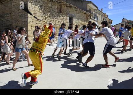 Castrillo de Murcia, Burgos, Spanien. 18. Juni 2017. Die "Colacho" ist das Zeichen, das dieses Ereignis seinen Namen verleiht. Während der Wanderung viele Kinder zu tadeln des Teufels und er jagt die Jugendlichen und versucht, sie mit einem Pferd-Tail-Peitsche zu schlagen. Foto: M.Ramirez/Alamy Live-Nachrichten Stockfoto