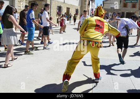 Castrillo de Murcia, Burgos, Spanien. 18. Juni 2017. Die "Colacho" ist das Zeichen, das dieses Ereignis seinen Namen verleiht. Während der Wanderung viele Kinder zu tadeln des Teufels und er jagt die Jugendlichen und versucht, sie mit einem Pferd-Tail-Peitsche zu schlagen. Foto: M.Ramirez/Alamy Live-Nachrichten Stockfoto