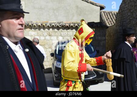 Castrillo de Murcia, Burgos, Spanien. 18. Juni 2017. Die "Colacho" ist das Zeichen, das dieses Ereignis seinen Namen verleiht. Während der Wanderung viele Kinder zu tadeln des Teufels und er jagt die Jugendlichen und versucht, sie mit einem Pferd-Tail-Peitsche zu schlagen. Foto: M.Ramirez/Alamy Live-Nachrichten Stockfoto