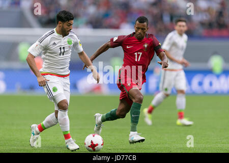 Kazan, Russland. 18. Juni 2017. Portugals Nani (vorne R) wetteifert mit Mexikos Carlos Vela während des Fußballspiels 2017 Confederations Cup Gruppe A in Kazan, Russland, am 18. Juni 2017. Bildnachweis: Bai Xueqi/Xinhua/Alamy Live-Nachrichten Stockfoto