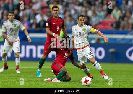 Kazan, Russland. 18. Juni 2017. Portugals Gelson Martins (R2) wetteifert mit Mexikos Andres Guardado während der 2017 Confederations Cup Gruppe A Fußballspiel in Kasan, am 18. Juni 2017. Bildnachweis: Bai Xueqi/Xinhua/Alamy Live-Nachrichten Stockfoto