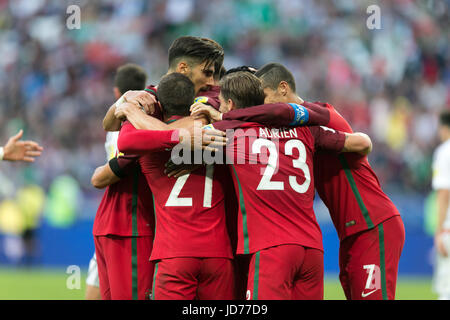 Kazan, Russland. 18. Juni 2017. Team Portugal feiern ein Ziel während der 2017 Confederations Cup Gruppe A Fußballspiel zwischen Portugal und Mexiko in Kazan, Russland, am 18. Juni 2017. Bildnachweis: Bai Xueqi/Xinhua/Alamy Live-Nachrichten Stockfoto