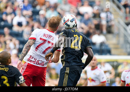 Chester, Pennsylvania, USA. 18. Juni 2017. Red Bulls DANIEL ROYER, (77) kämpfen um den Ball gegen der Union DERRICK JONES, (21) während des Spiels Talen-Energie-Stadion in Chester PA Credit: Ricky Fitchett/ZUMA Draht/Alamy Live News Stockfoto