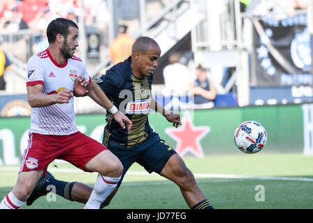 Chester, Pennsylvania, USA. 18. Juni 2017. Red Bulls FELIPE MARTINS (8) kämpfen um den Ball gegen der Union FABINHO (33) während des Spiels Talen-Energie-Stadion in Chester PA Credit: Ricky Fitchett/ZUMA Draht/Alamy Live News Stockfoto