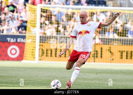 Chester, Pennsylvania, USA. 18. Juni 2017. Red Bulls AURELIEN COLLIN, (78) in Aktion gegen Philadelphia Union während des Spiels Talen-Energie-Stadion in Chester PA Credit: Ricky Fitchett/ZUMA Draht/Alamy Live News Stockfoto