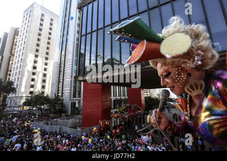 Sao Paulo, Brasilien. 18. Juni 2017. Mitmachen in der Gay-Pride-Parade in Sao Paulo, Brasilien, am 18. Juni 2017. Bildnachweis: Rahel Patras/Xinhua/Alamy Live-Nachrichten Stockfoto