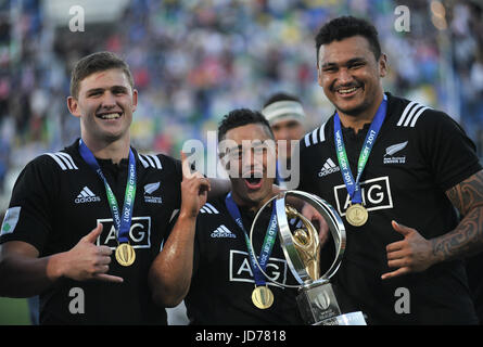 (170618)--TBILISI, 18. Juni, 2017(Xinhua)--New Zealand Team feiert den Titel nach dem Endspiel zwischen England und Neuseeland in Tiflis, Georgien, Rugby U20 Weltmeisterschaft 18. Juni 2017. (Xinhua/Kulumbegashvili Tamuna) Stockfoto