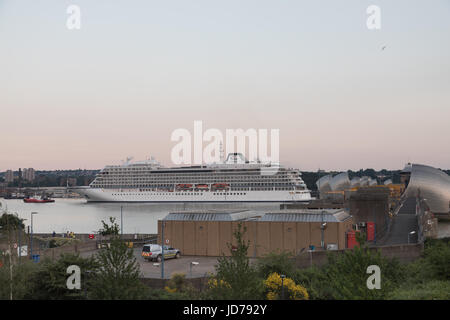 Thames Barrier, Themse, London, UK. 18. Juni 2017. Die Viking Star cruise Schiffe durch die Thames Barrier zu Beginn seiner 27 Tag Reiseroute nach Stockholm. 47.800-Tonne, 928-Passagier Kreuzfahrtschiff Viking Star wurde im Jahr 2015 gebaut und am Greenwich Pier angedockt wurde. Das Schiff relativ flach 6m Tiefgang (Rumpf und Aufbauten) ermöglicht es, in Bereichen, die normalerweise beschränkt auf kleine Schiffe Kreuzfahrt. Bildnachweis: WansfordPhoto/Alamy Live-Nachrichten Stockfoto