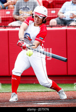 Chicago, USA. 18. Juni 2017. Lu Ying von Peking Shougang Eagles konkurriert während einer nationalen Pro Fastpitch Softball-Spiel zwischen Peking Shougang Eagles und die Chicago-Banditen im Ball Park in Rosemont bei Chicago, Illinois, USA, 18. Juni 2017. Bildnachweis: Joel Lerner/Xinhua/Alamy Live-Nachrichten Stockfoto