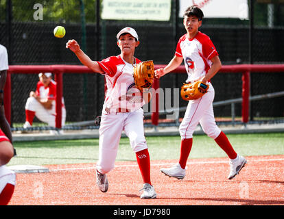 Chicago, USA. 18. Juni 2017. Eagles' Wang Bei konkurriert während einer nationalen Pro Fastpitch Softball-Spiel zwischen Peking Shougang Eagles und die Chicago-Banditen im Ball Park in Rosemont bei Chicago, Illinois, USA, 18. Juni 2017. Bildnachweis: Joel Lerner/Xinhua/Alamy Live-Nachrichten Stockfoto