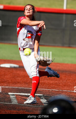 Chicago, USA. 18. Juni 2017. Eagles' Nancy Bowling Brände pro Stellplatz während einer nationalen Pro Fastpitch Softball-Spiel zwischen Peking Shougang Eagles und die Chicago-Banditen im Ball Park in Rosemont bei Chicago, Illinois, USA, 18. Juni 2017. Bildnachweis: Joel Lerner/Xinhua/Alamy Live-Nachrichten Stockfoto