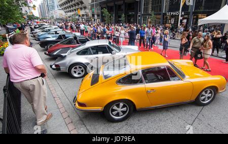 Toronto, Kanada. 18. Juni 2017. Besucher betrachten Autos während der 7. jährlichen Yorkville Exotic Car Show in Toronto, Kanada, 18. Juni 2017. Die jährliche Veranstaltung präsentiert über 120 klassische und exotische Autos lockte Zehntausende Besucher anlässlich der Vatertag am Sonntag. Bildnachweis: Zou Zheng/Xinhua/Alamy Live-Nachrichten Stockfoto