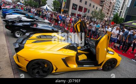 Toronto, Kanada. 18. Juni 2017. Besucher betrachten Autos während der 7. jährlichen Yorkville Exotic Car Show in Toronto, Kanada, 18. Juni 2017. Die jährliche Veranstaltung präsentiert über 120 klassische und exotische Autos lockte Zehntausende Besucher anlässlich der Vatertag am Sonntag. Bildnachweis: Zou Zheng/Xinhua/Alamy Live-Nachrichten Stockfoto