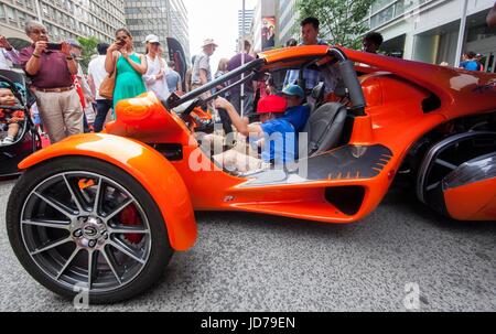 Toronto, Kanada. 18. Juni 2017. Besucher fahren während der 7. jährlichen Yorkville Exotic Car Show in Toronto, Kanada, 18. Juni 2017. Die jährliche Veranstaltung präsentiert über 120 klassische und exotische Autos lockte Zehntausende Besucher anlässlich der Vatertag am Sonntag. Bildnachweis: Zou Zheng/Xinhua/Alamy Live-Nachrichten Stockfoto