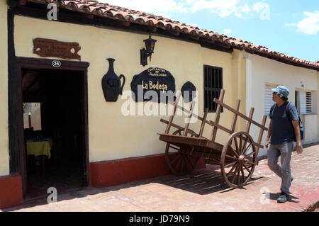 Granma, Kuba. 9. Juni 2017. Ein Mann geht vorbei an einem Restaurant in der Provinz Granma, Kuba, 9. Juni 2017. Jenseits von unberührten Stränden und strahlendem Sonnenschein fast das ganze Jahr über birgt Kuba einen historischen Schatz, den es jetzt als touristische Attraktion nutzen will. Granma, eine Provinz etwa 675 km östlich von Havanna, wurde die Bühne für wichtige Ereignisse in der kubanischen Geschichte. Infolgedessen genießt es mehrere Orte, die für Touristen, die einen Hauch von Kultur von Interesse sein können. Bildnachweis: Joaquin Hernandez/Xinhua/Alamy Live-Nachrichten Stockfoto