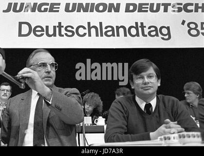 Archiv - spricht der ehemalige deutsche Bundeskanzler Helmut Kohl (L) als Gast auf dem Bundeskongress der Jungen Union in Osnabrück, 23. November 1985. Neben ihm ist später der hessische Ministerpräsident wurde Roland Koch. Kohl, verstarb im Alter von 87 in Eggershaim am 16. Juni 2017. Er war Kanzler für 16 Jahre und Chef der Partei CDU für ein Vierteljahrhundert. Foto: Schilling/dpa Stockfoto