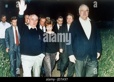 Archiv - ehemalige deutsche Kanzler Helmut Kohl (R) und Michail Gorbatchov Geste bei einem gemeinsamen Spaziergang in den Gärten von einem Guest House in Archys, Russland, 15. Juli 1990. Kohl, verstarb im Alter von 87 in Eggershaim am 16. Juni 2017. Er war Kanzler für 16 Jahre und Chef der Partei CDU für ein Vierteljahrhundert. Foto: Dpa/dpa Stockfoto