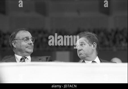 Archiv - Helmut Kohl, dann Kanzlerkandidat der CDU im Wahlkampf in der Westfalen-Halle in Dortmund, Deutschland, 4. September 1976 zu sehen. Kohl, verstarb im Alter von 87 in Eggershaim am 16. Juni 2017. Er war Kanzler für 16 Jahre und Chef der Partei CDU für ein Vierteljahrhundert. Foto: Wilhelm Bertram/dpa Stockfoto