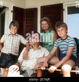 Archiv - der ehemalige deutsche Bundeskanzler Helmut Kohl und seine Frau Hannelore, sowie seine beiden Söhne Peter (R) und Walter (L) während eines Urlaubs in St. Gilgen, Österreich, 7. August 1980. Kohl, verstarb im Alter von 87 in Eggershaim am 16. Juni 2017. Er war Kanzler für 16 Jahre und Chef der Partei CDU für ein Vierteljahrhundert. Foto: Heinz Wieseler/dpa Stockfoto