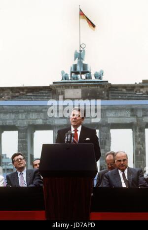 Archiv - ehemalige US Präsident Ronald Reagan (M) hält eine Rede vor der Berliner Mauer am Brandenburger Tor in Berlin, Deutschland, 12. Juni 1987. Bundeskanzler Helmut Kohl und dann Präsident des Parlaments Philipp Jenninger ist neben ihm zu sehen. Reagan äußerte die berühmten Worte "Herr Gorbatchov, tear down this Wall!". Kohl, verstarb im Alter von 87 in Eggershaim am 16. Juni 2017. Er war Kanzler für 16 Jahre und Chef der Partei CDU für ein Vierteljahrhundert. Foto: Dieter Klar/dpa Stockfoto