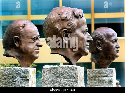 Berlin, Deutschland. 29. Sep, 2010. Archiv - das Denkmal "Väter der Einheit" mit der fast ein Meter hohen Bronzebüsten von Altbundeskanzler Helmut Kohl, ehemaliger US-Präsident George Bush Senior und den ehemaligen russischen Präsidenten Michail Gorbatchov können nach ihrer Eröffnung in Berlin, Deutschland, 29. September 2010 gesehen werden. Kohl, verstarb im Alter von 87 in Eggershaim am 16. Juni 2017. Er war Kanzler für 16 Jahre und Chef der Partei CDU für ein Vierteljahrhundert. Foto: Wolfgang Kumm/Dpa/Alamy Live News Stockfoto